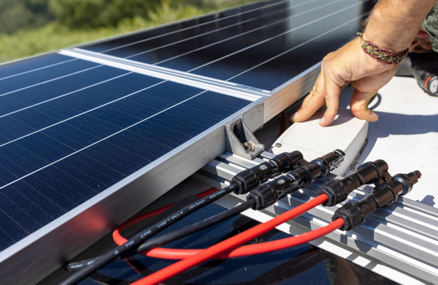 découvrez notre section dédiée aux câbles pour panneaux solaires, comprenant des informations sur les types, les installations et les meilleures pratiques pour optimiser l'efficacité de votre système photovoltaïque.