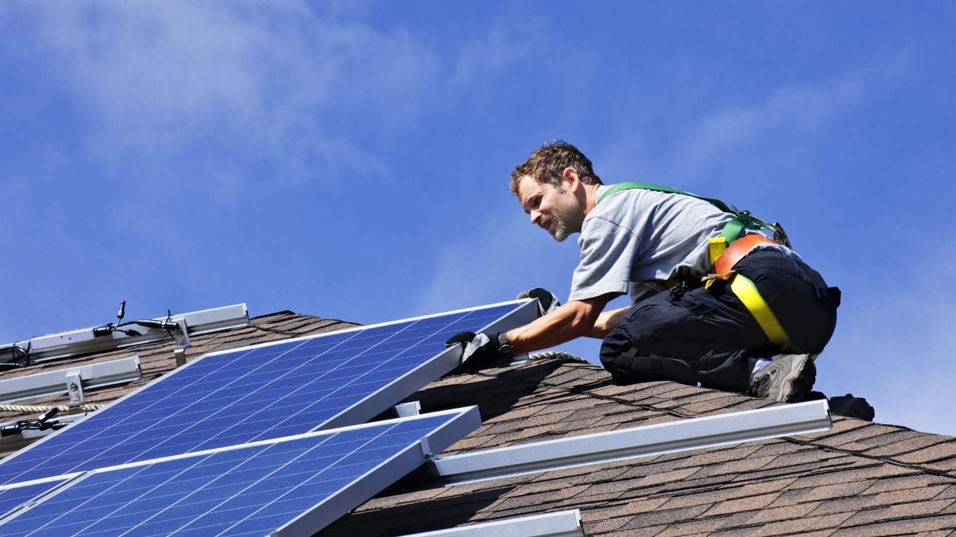 découvrez notre simulateur solaire gratuit, un outil innovant qui vous permet d'estimer le potentiel de production d'énergie solaire de votre installation. prenez en main votre transition énergétique et maximisez vos économies en quelques clics !