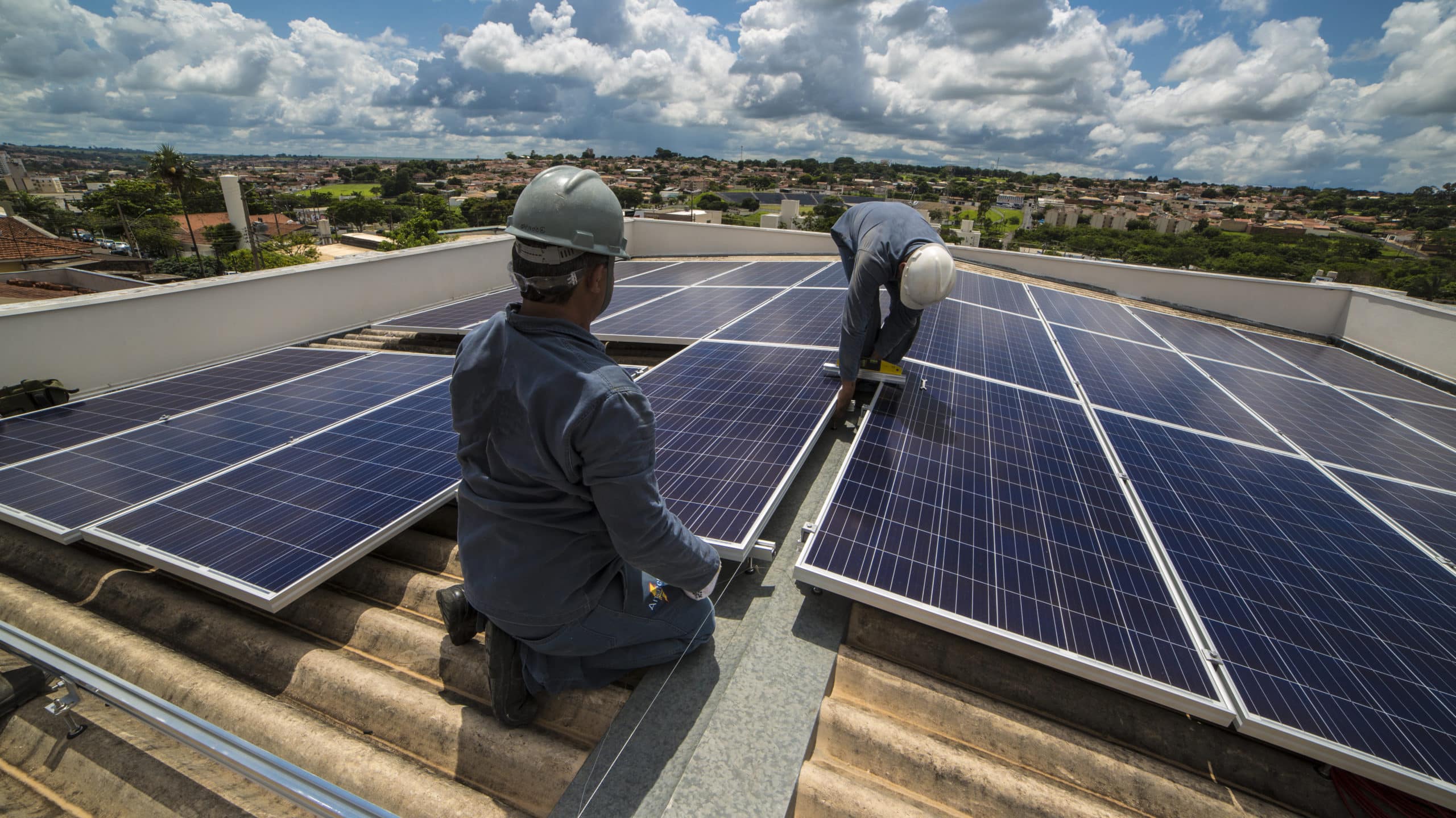 découvrez l'énergie solaire, une solution écologique et économique pour répondre à vos besoins énergétiques. apprenez comment profiter des bienfaits du soleil tout en réduisant votre empreinte carbone et en réalisant des économies sur vos factures d'électricité.