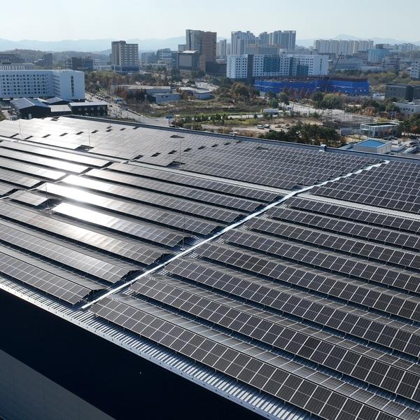 découvrez les solutions photovoltaïques solaredge, conçues pour optimiser la production d'énergie solaire et maximiser votre rendement. profitez d'une technologie avancée, d'un suivi en temps réel et d'une installation simplifiée pour transformer votre espace en une source d'énergie durable.
