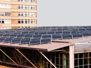 découvrez nos stages dédiés à l'installation de panneaux solaires sur toits plats. apprenez les techniques professionnelles, les normes de sécurité et les meilleures pratiques pour maximiser l'efficacité énergétique. inscrivez-vous dès aujourd'hui pour devenir un expert en énergie renouvelable !
