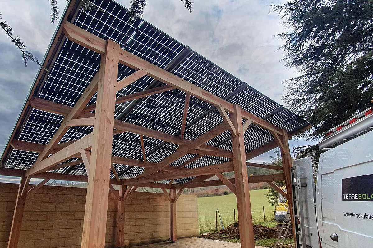 découvrez comment optimiser l'utilisation des structures en bois avec l'installation de panneaux solaires. alliez durabilité et énergies renouvelables pour un habitat écologique et performant.