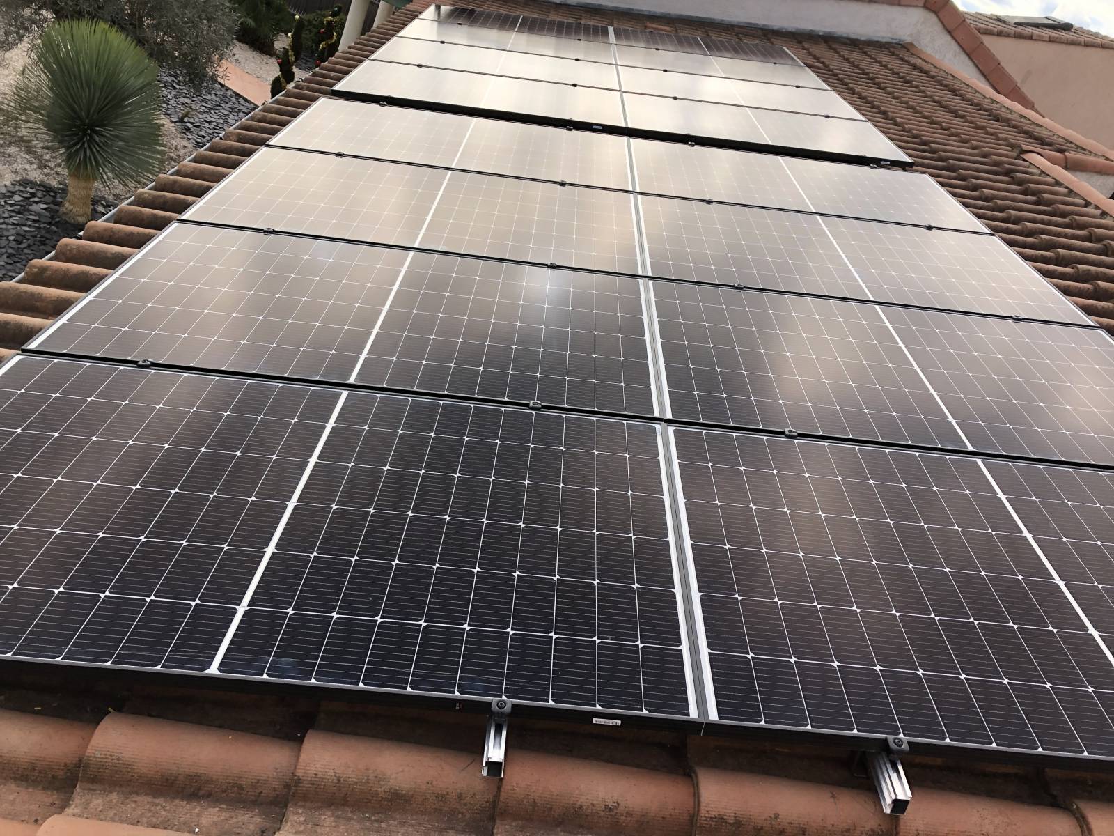 découvrez l'importance de la surface des panneaux solaires pour maximiser leur efficacité. apprenez comment la taille et l'orientation influencent la production d'énergie solaire et optimisez votre installation pour un meilleur rendement.