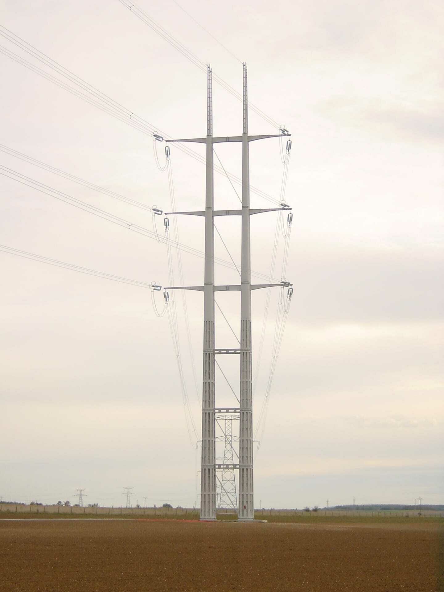 découvrez tout sur la tension edf haute : normes, impact sur vos appareils, et conseils pour une utilisation optimale. informez-vous pour assurer une sécurité électrique dans votre habitat.