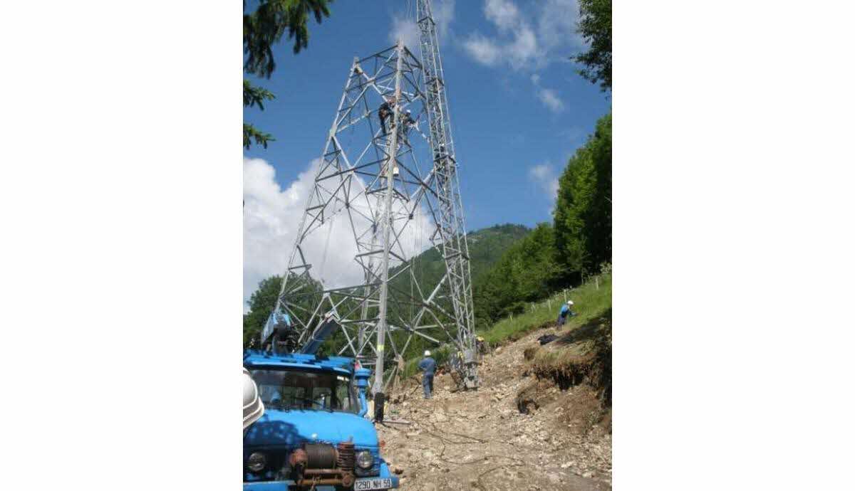 découvrez tout sur la tension edf haute : ses caractéristiques, implications et conseils pour une utilisation optimale. informez-vous sur les normes et la sécurité liées à l'électricité haute tension.