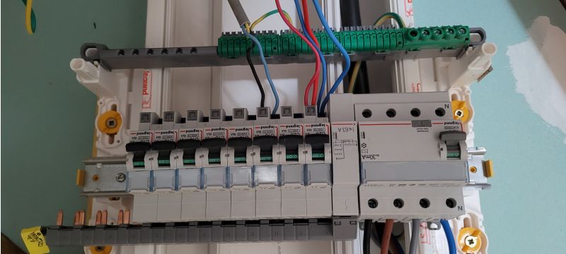 découvrez les enjeux et les implications de la tension neutre-terre dans un disjoncteur ouvert. cette analyse vous aidera à mieux comprendre les risques électriques et les bonnes pratiques pour assurer votre sécurité.