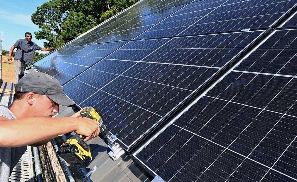 découvrez comment tester l'efficacité de votre panneau solaire. suivez nos conseils pratiques pour mesurer la production d'énergie, évaluer la performance et garantir un fonctionnement optimal de votre installation solaire.