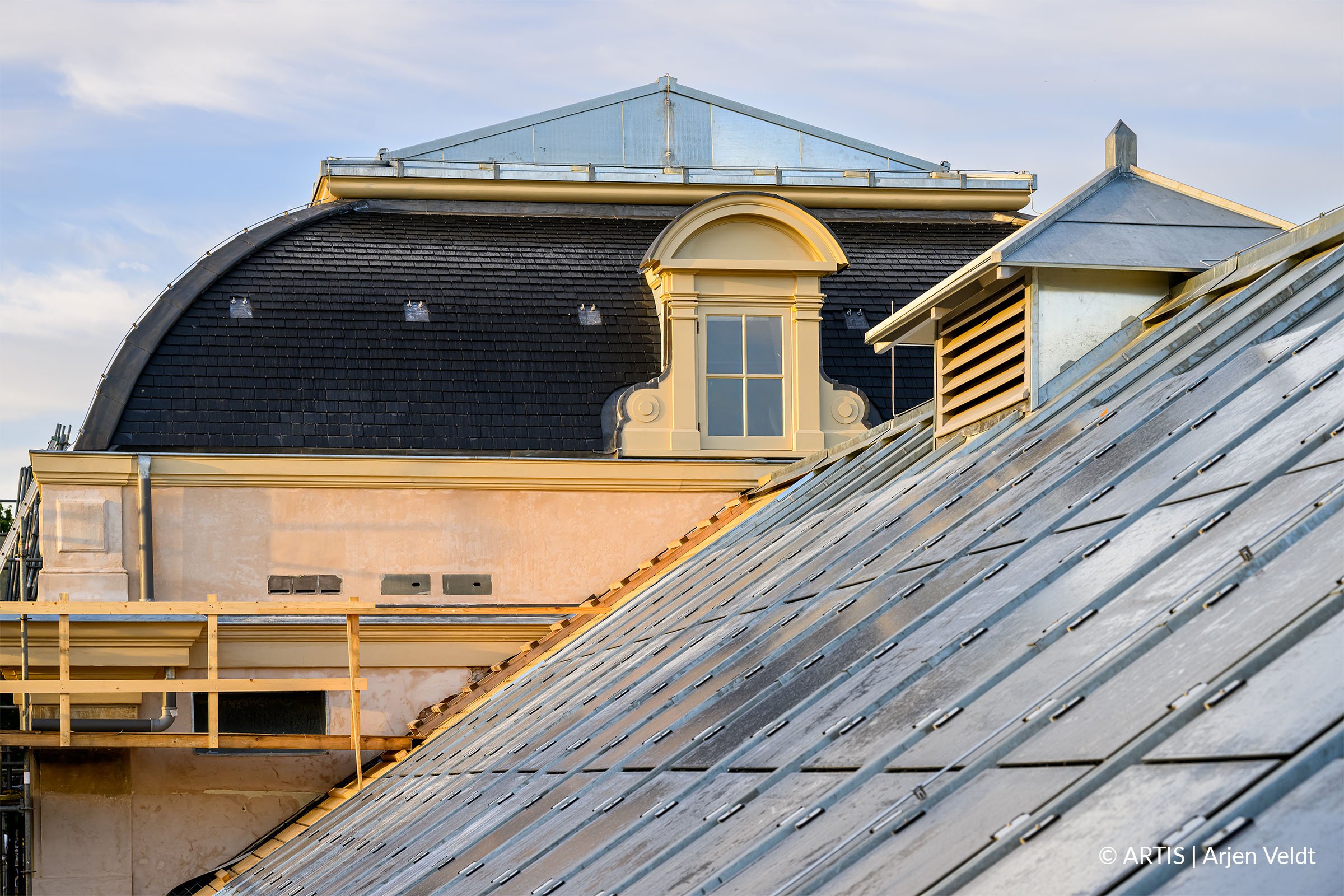 découvrez les avantages d'un toit en zinc solaire : une solution esthétique et durable pour capter l'énergie solaire, réduire vos factures d'électricité et valoriser votre habitat. idéal pour une maison moderne et écologique.