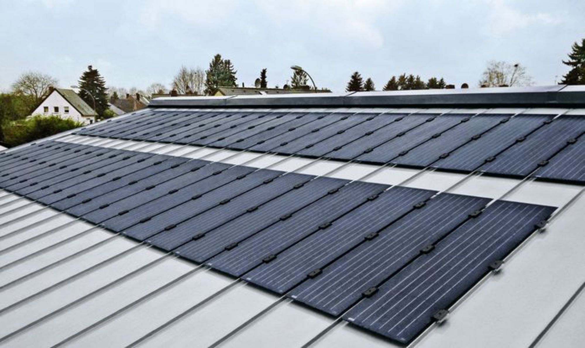 découvrez les avantages du toit en zinc solaire, une solution durable et esthétique pour capter l'énergie solaire tout en protégeant votre maison. alliez performance énergétique et design moderne avec nos conseils et installations professionnelles.