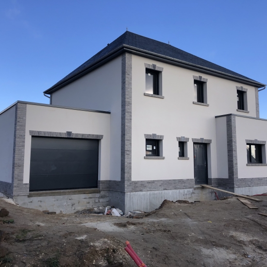 découvrez les avantages de la toiture à 4 pans inclinée à 30°. idéale pour une esthétique moderne et une excellente évacuation des eaux de pluie, cette solution allie performance et design. informez-vous sur les matériaux, l'entretien et les atouts d'une toiture à 4 pans pour votre projet de construction ou de rénovation.