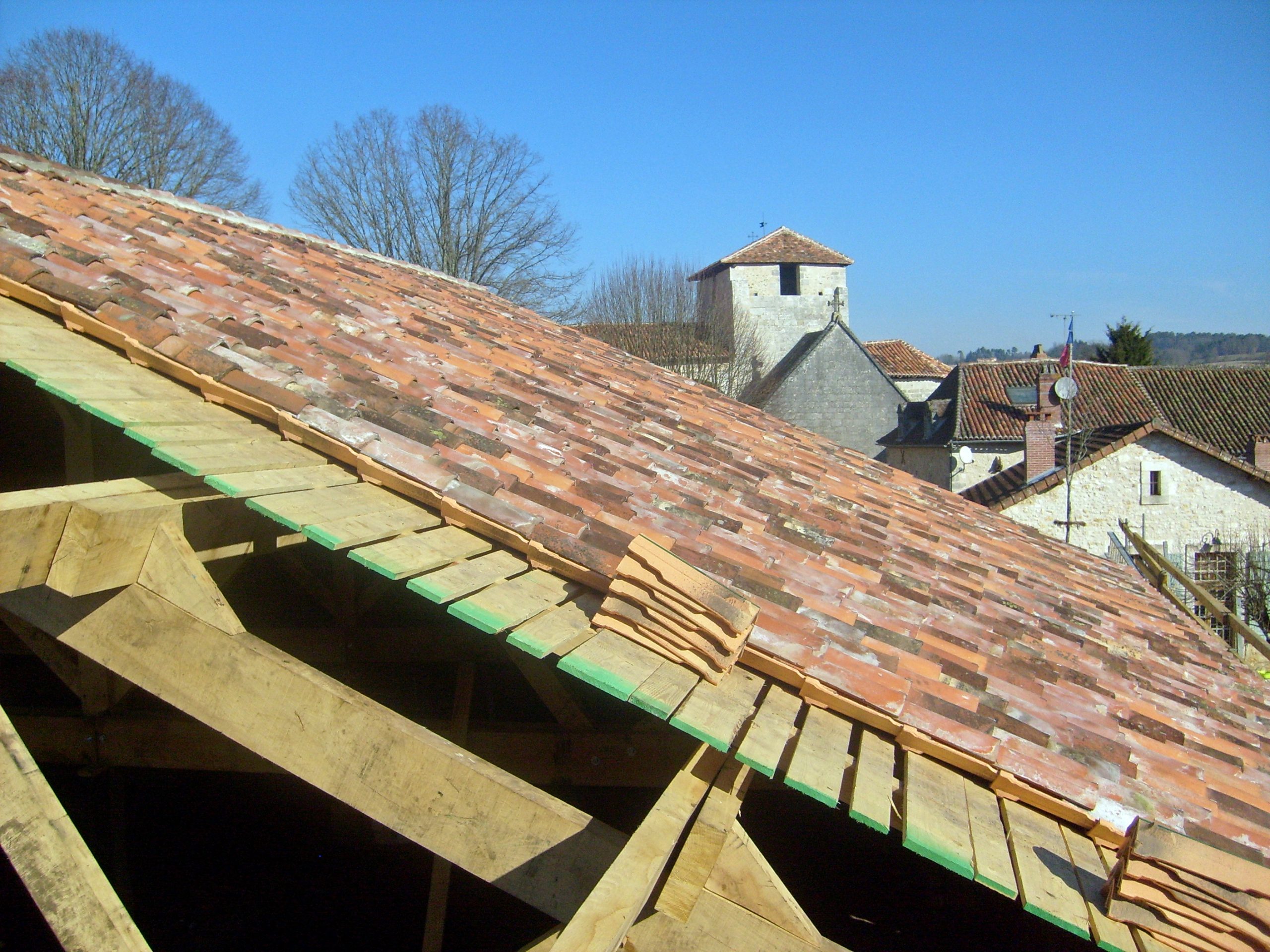 découvrez tout ce qu'il faut savoir sur la toiture canal : avantages, matériaux et conseils d'installation pour une protection optimale de votre maison. améliorez l'esthétique de votre toiture tout en garantissant son efficacité.