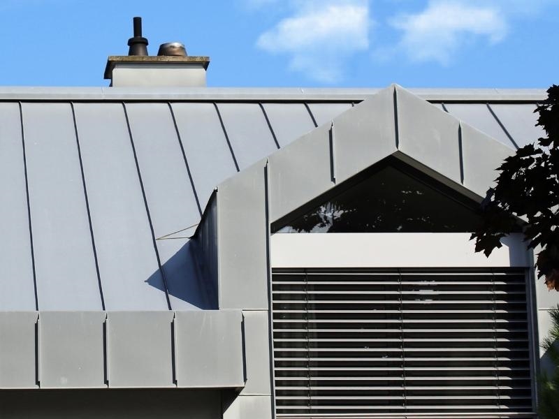 découvrez les avantages et l'esthétique de la toiture en zinc. durable, résistante et moderne, la toiture en zinc offre une solution idéale pour protéger votre maison tout en ajoutant une touche d'élégance. explorez nos conseils d'entretien et nos différents styles de couverture.