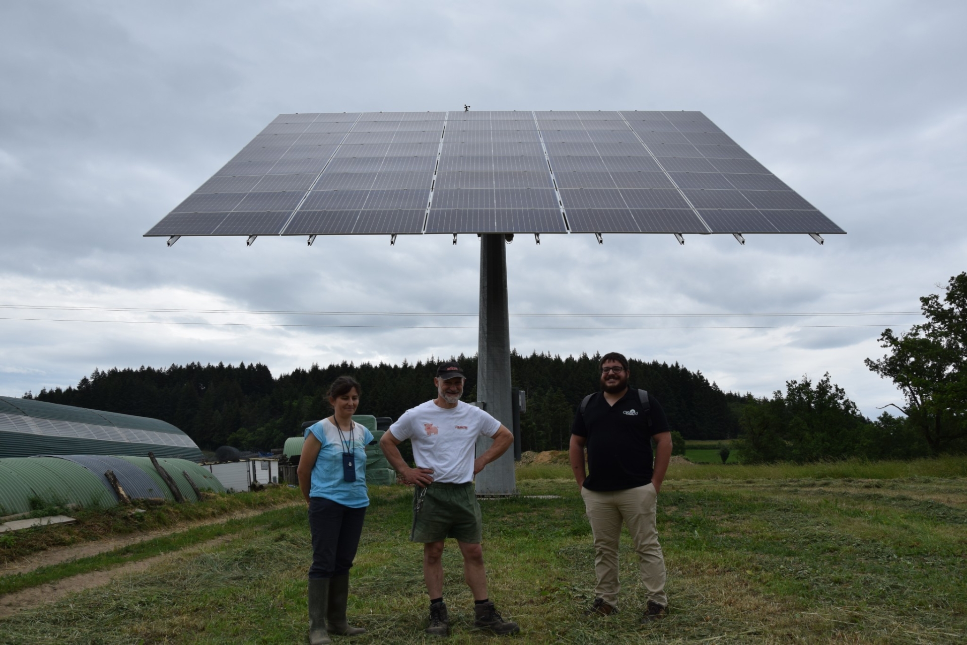 découvrez notre tracker solaire, une solution innovante pour optimiser la production d'énergie photovoltaïque. maximisez l'efficacité de vos panneaux solaires en les orientant automatiquement vers le soleil tout au long de la journée, augmentant ainsi votre rendement énergétique.