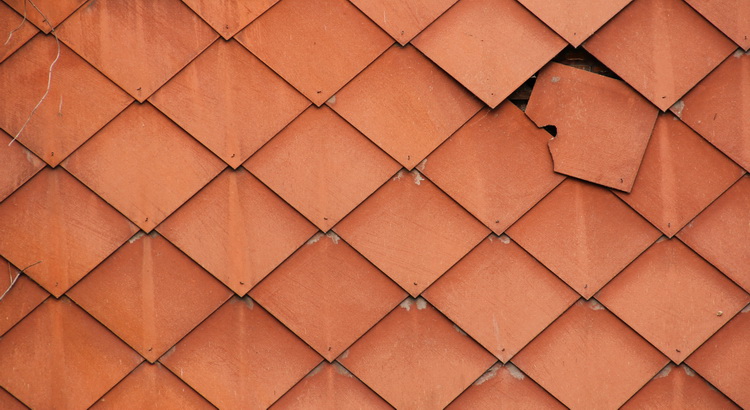 découvrez comment identifier et réparer des tuiles cassées sur votre toiture. suivez nos conseils pratiques pour préserver l'étanchéité et la durabilité de votre maison tout en améliorant son esthétique.