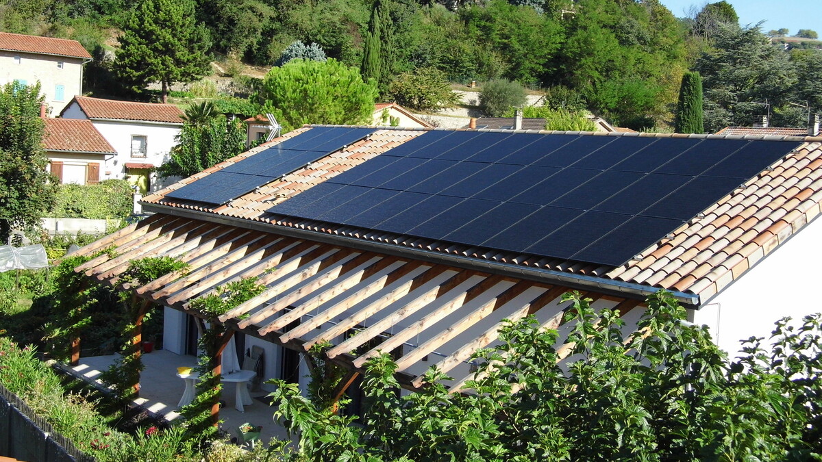découvrez comment une maison photovoltaïque peut transformer votre consommation d'énergie en une source renouvelable et durable. profitez des avantages écologiques et économiques grâce à l'installation de panneaux solaires, tout en réduisant votre empreinte carbone.