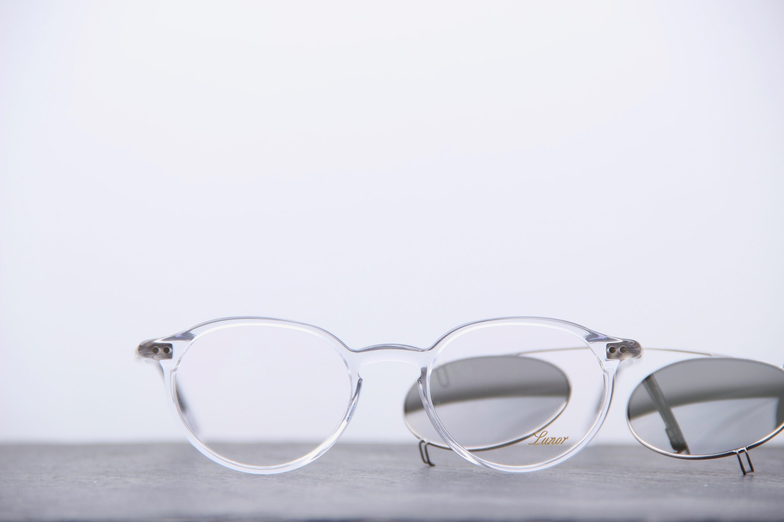 découvrez nos verres solaires de haute qualité, conçus pour protéger vos yeux des rayons uv tout en ajoutant une touche de style à votre look. explorez notre collection et trouvez le modèle parfait pour profiter du soleil en toute sécurité.