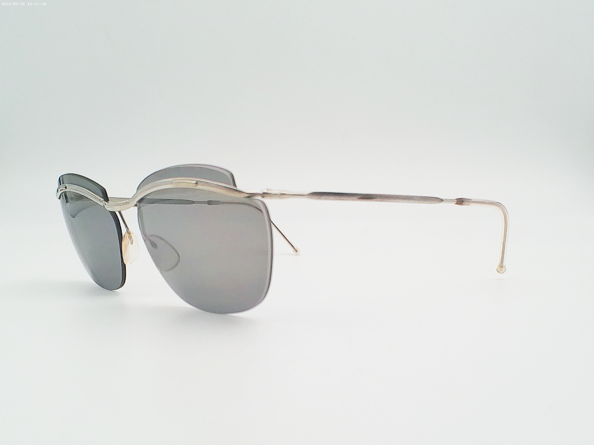 découvrez nos verres solaires offrant une protection optimale contre les rayons uv, tout en améliorant votre confort visuel. idéaux pour les activités en plein air, nos verres solaires allient style et performance pour une expérience unique sous le soleil.