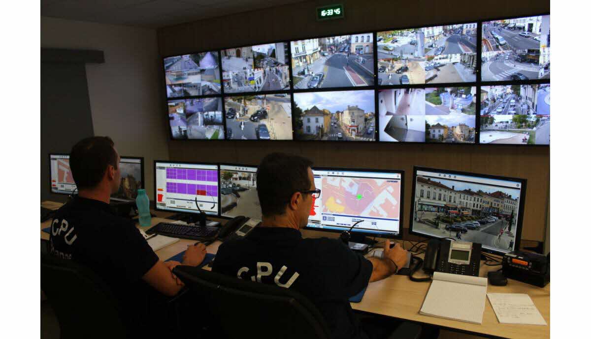 découvrez notre vidéo sur les panneaux photovoltaïques (pv) ! apprenez-en plus sur leur fonctionnement, leurs avantages et comment ils peuvent transformer votre consommation d'énergie. que vous soyez débutant ou expert, cette vidéo vous fournit des informations essentielles pour comprendre l'énergie solaire.