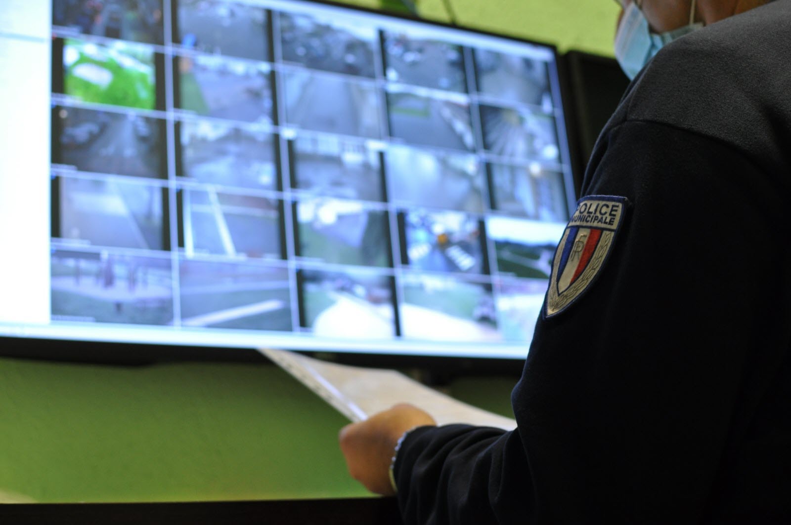 découvrez notre vidéo pv qui vous plonge dans l'univers des énergies renouvelables. apprenez comment le photovoltaïque transforme la lumière du soleil en électricité et explorez les avantages de cette technologie durable pour réduire votre empreinte carbone.