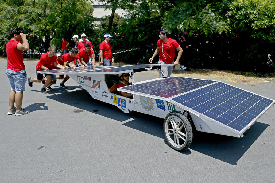 découvrez l'avenir de la mobilité avec notre guide complet sur les voitures solaires. apprenez comment ces véhicules écologiques fonctionnent, leurs avantages environnementaux et économiques, et explorez les modèles disponibles sur le marché.