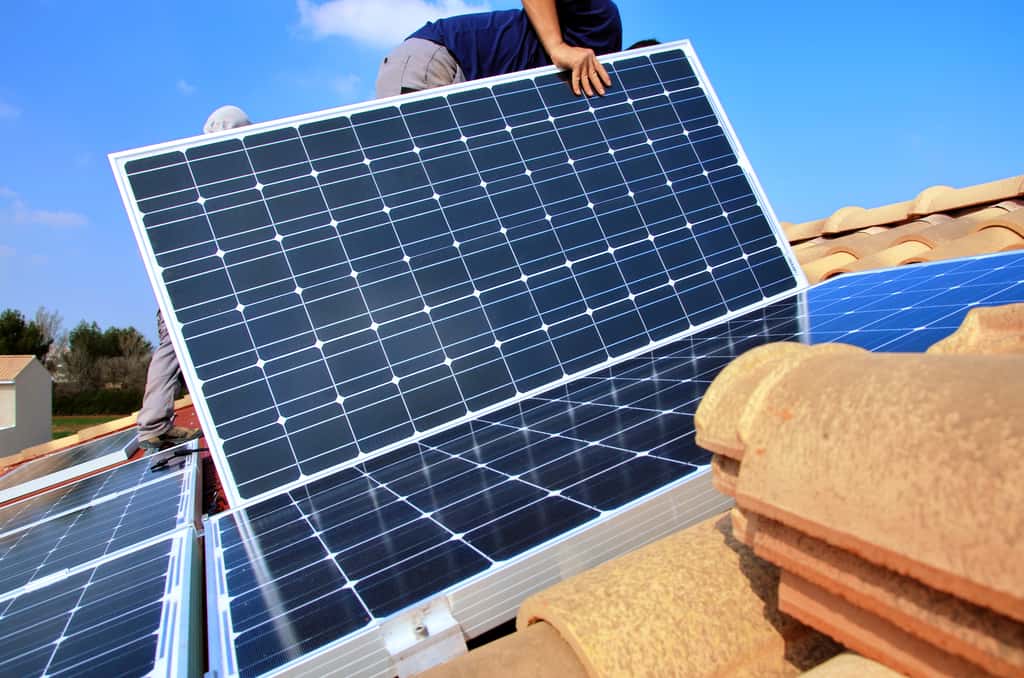 découvrez les arnaques liées aux panneaux photovoltaïques : apprenez à identifier les fraudes courantes, protégez-vous des escroqueries et faites des choix éclairés pour votre investissement énergétique.