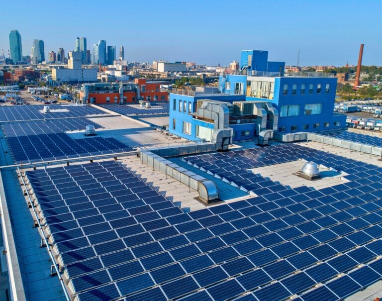découvrez l'impact des panneaux solaires sur l'environnement et l'économie. explorez comment cette technologie durable contribue à la réduction des émissions de carbone, à la création d'emplois et à des économies d'énergie significatives. informez-vous sur les avantages écologiques et financiers des panneaux solaires pour un avenir plus vert.