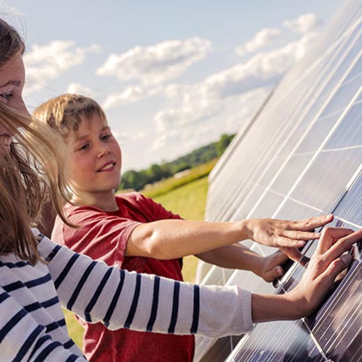 découvrez nos conseils pratiques pour choisir, installer et entretenir des panneaux photovoltaïques. optimisez votre production d'énergie solaire et réduisez votre facture d'électricité grâce à nos recommandations d'experts.