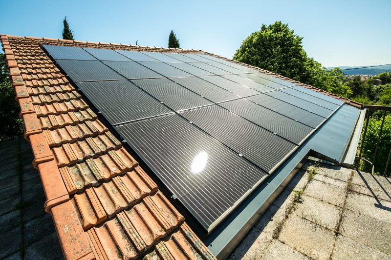 découvrez les avantages de la toiture photovoltaïque pour les particuliers : transformez votre maison en source d'énergie renouvelable, réduisez votre facture d'électricité et participez à la protection de l'environnement.
