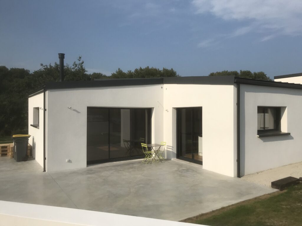 découvrez comment une maison à toit plat équipée de panneaux photovoltaïques peut allier esthétique moderne et efficacité énergétique. profitez d'une habitation lumineuse et respectueuse de l'environnement tout en réduisant vos factures d'énergie. transformez votre espace de vie avec des solutions innovantes et durables.