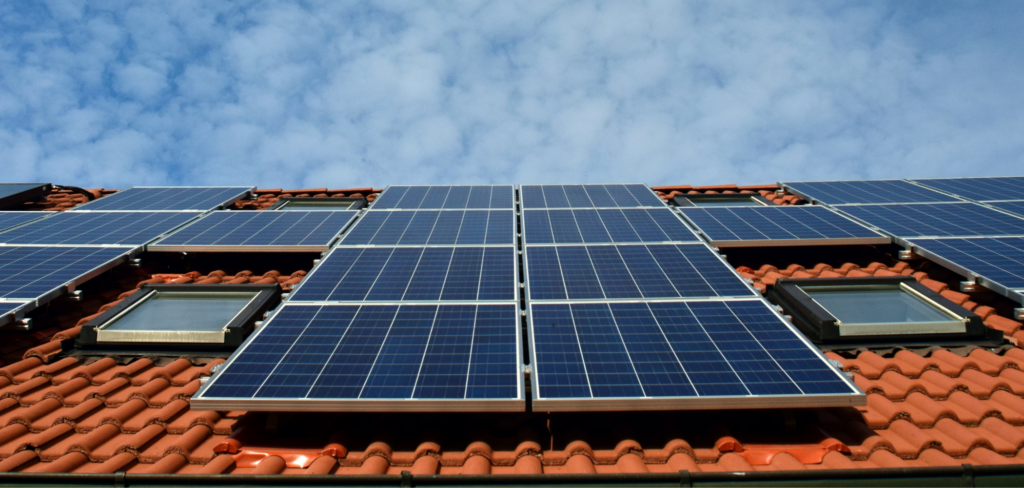 découvrez comment intégrer des panneaux solaires dans votre maison pour réduire votre consommation d'énergie et faire des économies sur vos factures. explorez les avantages, l'installation et les options disponibles pour une transition énergétique réussie.