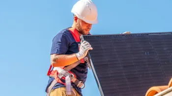 découvrez tout ce qu'il faut savoir sur la durée de vie des panneaux photovoltaïques, les facteurs qui influencent leur longévité et comment maximiser votre investissement en énergie solaire.