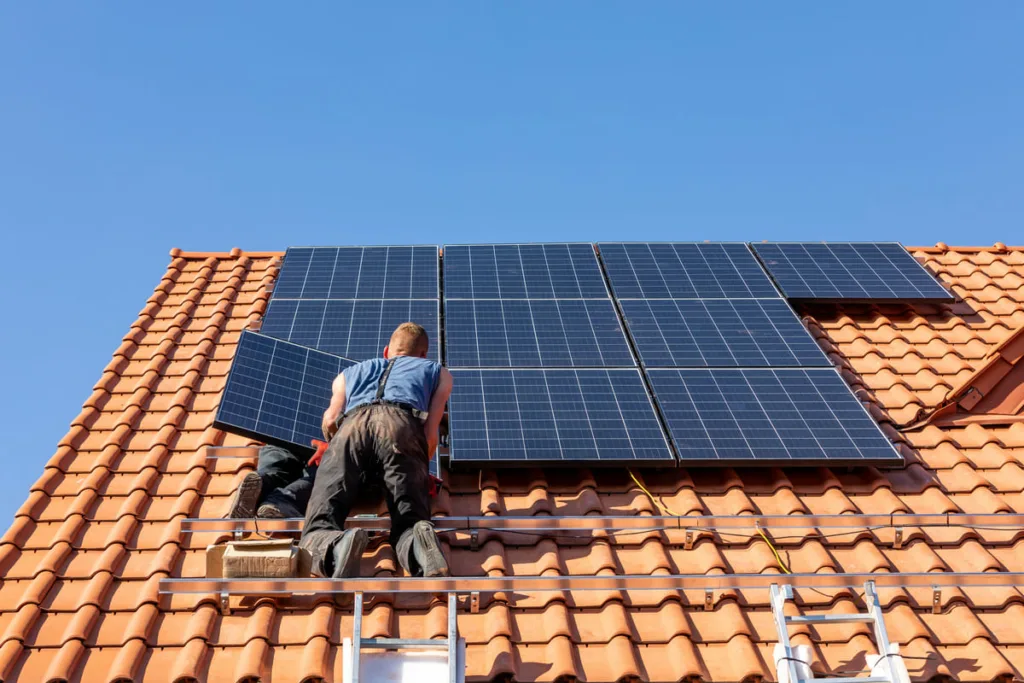 découvrez tout ce qu'il faut savoir pour faire le meilleur choix en matière de panneaux photovoltaïques. comparez les différents types, avantages et inconvénients pour optimiser votre investissement et réduire votre empreinte carbone.