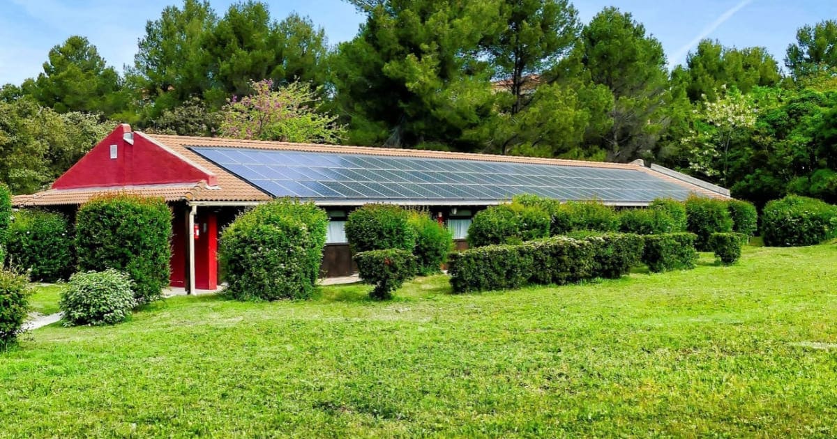 découvrez notre abri jardin solaire, la solution idéale pour protéger vos outils et équipements de jardin tout en respectant l'environnement. conçu avec des matériaux durables et équipé de panneaux solaires, cet abri allie fonctionnalité et éco-responsabilité.