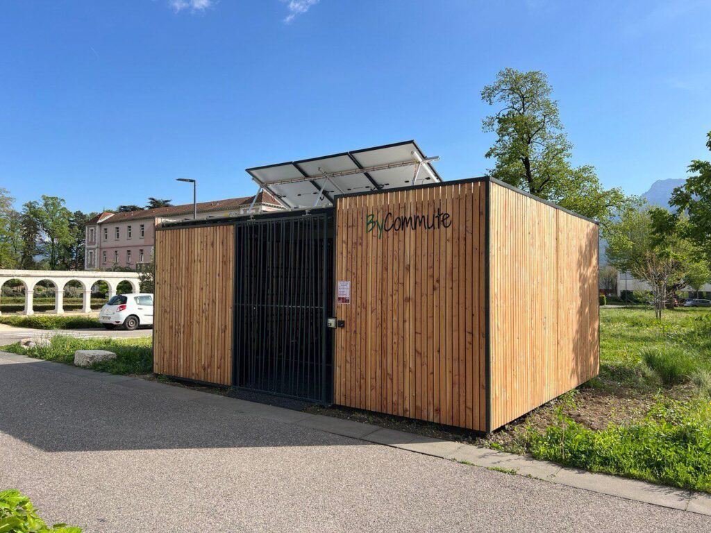 découvrez les avantages des abris photovoltaïques, une solution innovante qui combine protection et production d'énergie solaire. idéal pour les espaces extérieurs, cet abri vous permet de maximiser l'utilisation de l'énergie solaire tout en abritant vos véhicules ou équipements. optez pour une option durable et écoresponsable pour votre propriété.