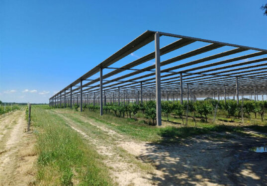 découvrez notre abri solaire, une solution innovante pour protéger votre espace extérieur tout en bénéficiant d'une source d'énergie renouvelable. profitez d'un confort optimal et d'une protection contre les intempéries avec un design élégant et moderne. idéal pour les jardins, terrasses ou piscines.