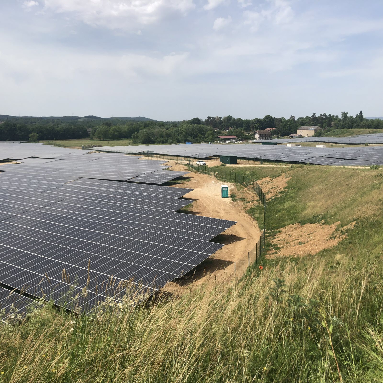 découvrez notre ferme photovoltaïque, un espace dédié à la production d'énergie solaire durable et respectueuse de l'environnement. explorez comment notre initiative contribue à la transition énergétique tout en préservant la biodiversité.