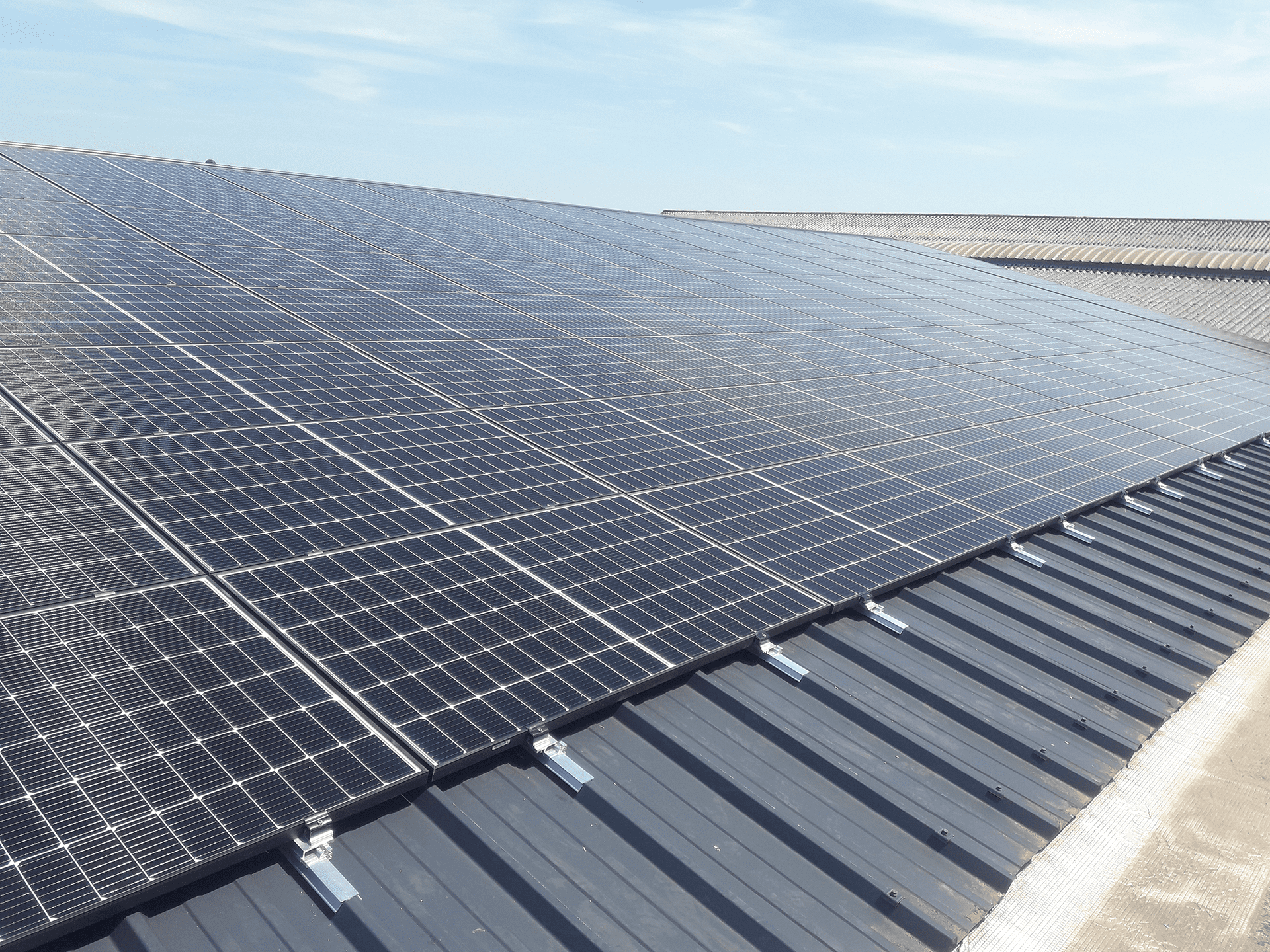 découvrez l'agri-photovoltaique, une approche innovante qui allie agriculture et production d'énergie solaire. optimisez vos terres tout en contribuant à la transition énergétique. apprenez comment cette solution durable peut transformer vos exploitations agricoles.