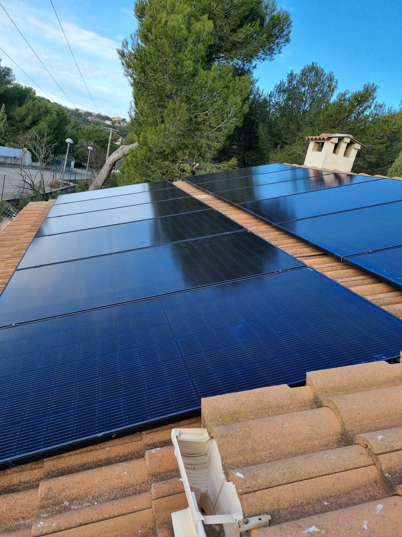 découvrez notre guide complet sur l'aide photovoltaïque : subventions, aides financières et conseils pour optimiser votre installation solaire et réduire vos factures d'énergie.