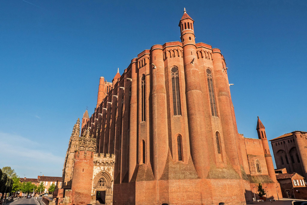 découvrez albi, une ville du tarn célèbre pour sa cathédrale sainte-cécile, ses ruelles médiévales et son riche patrimoine culturel. explorez ses musées, savourez sa gastronomie locale et laissez-vous séduire par le charme de la vallée du tarn.