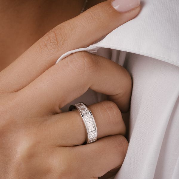 découvrez l'univers des alliances, symboles d'amour et d'engagement. explorez nos collections variées, des designs classiques aux créations modernes, pour trouver la bague parfaite qui vous accompagnera tout au long de votre vie.