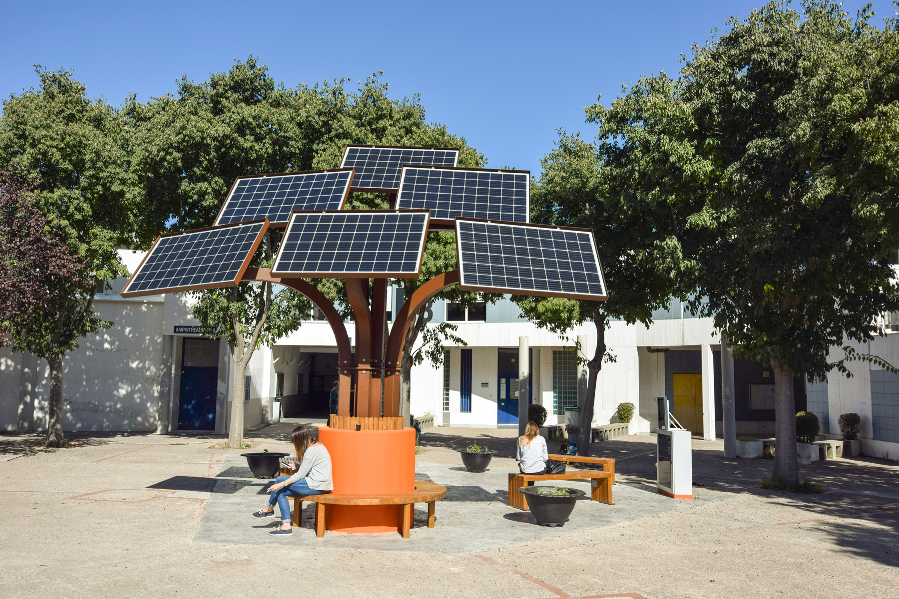 découvrez l'arbre pv, une solution innovante et écologique pour la production d'énergie solaire. apprenez comment cet arbre photovoltaïque allie design moderne et efficacité énergétique, contribuant à un avenir durable tout en intégrant harmonieusement la nature dans nos espaces urbains.