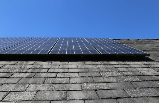 découvrez notre ardoise solaire innovante, une solution esthétique et écologique pour produire de l'énergie solaire. profitez d'une toiture moderne alliant design et performance, tout en contribuant à la préservation de l'environnement.