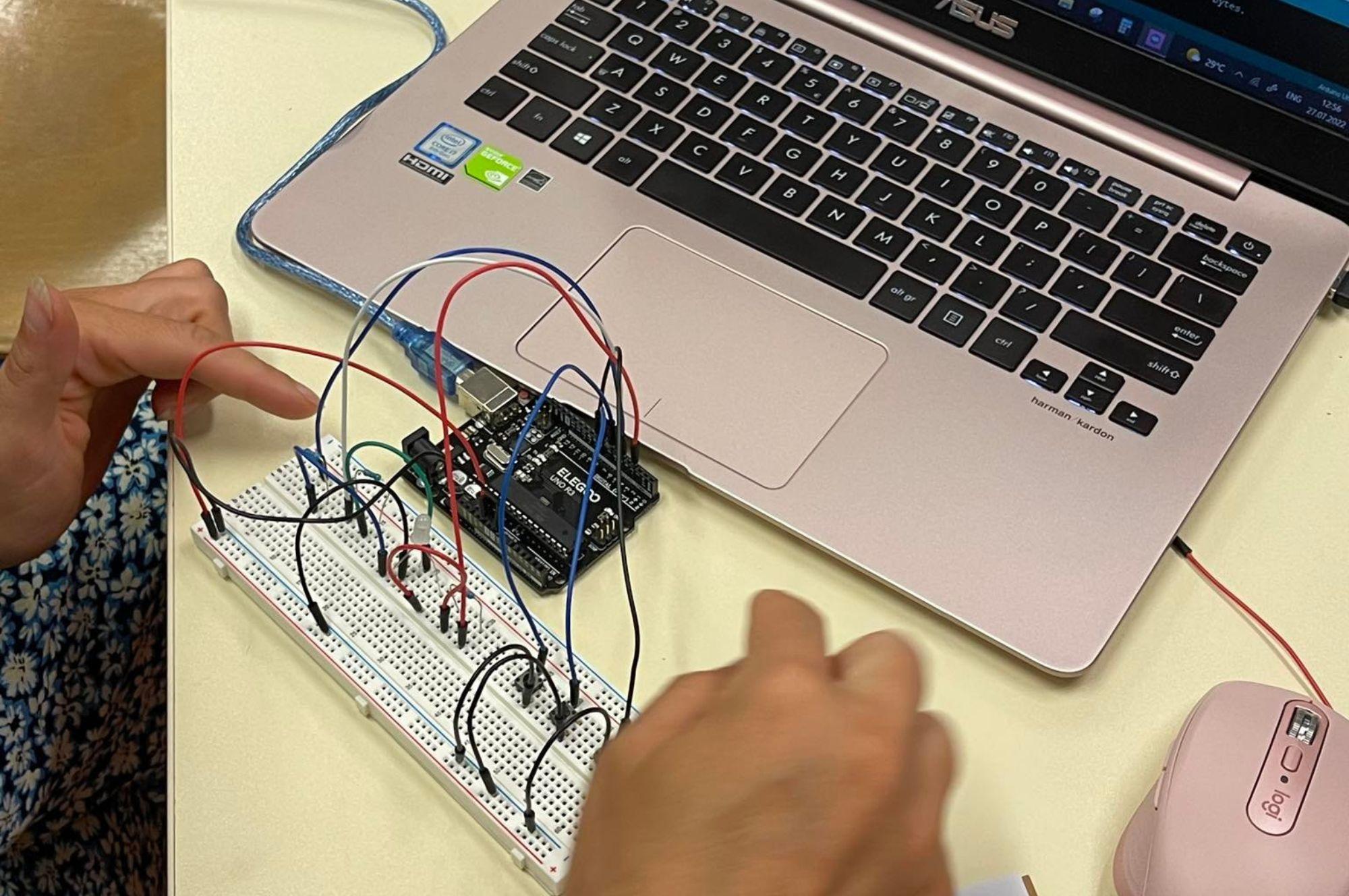 découvrez l'univers d'arduino, la plateforme de prototypage électronique open-source qui permet de créer des projets interactifs et innovants. explorez des tutoriels, des idées de projets, et apprenez à programmer vos propres dispositifs facilement.