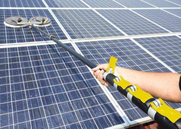 découvrez l'importance du nettoyage des panneaux photovoltaïques pour optimiser leur performance. apprenez les meilleures techniques et conseils pour maintenir vos installations solaires en parfait état, assurer leur durabilité et maximiser votre production d'énergie.