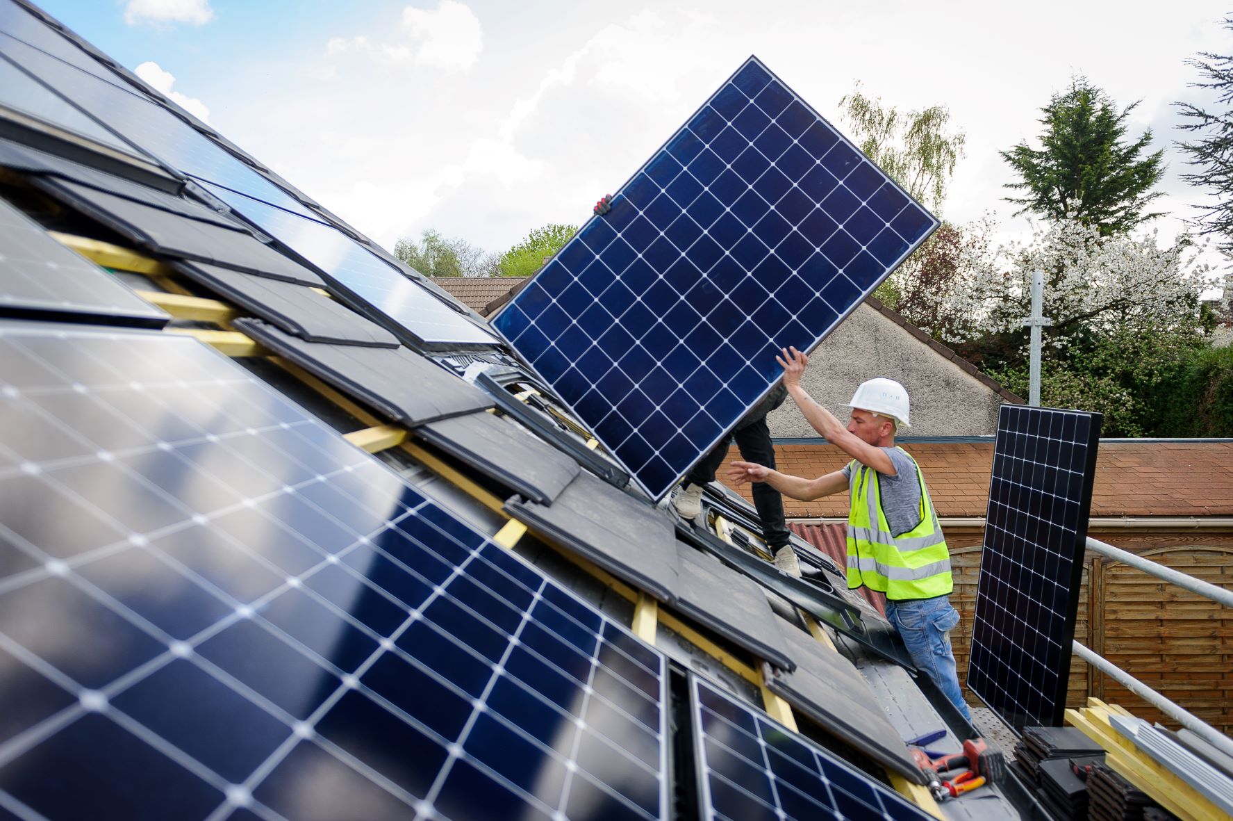 découvrez notre sélection d'artisans photovoltaïques qualifiés pour transformer votre maison en une source d'énergie renouvelable. profitez d'expertises locales, de conseils personnalisés et d'installations de panneaux solaires fiables pour réduire votre empreinte carbone et faire des économies sur vos factures d'électricité.