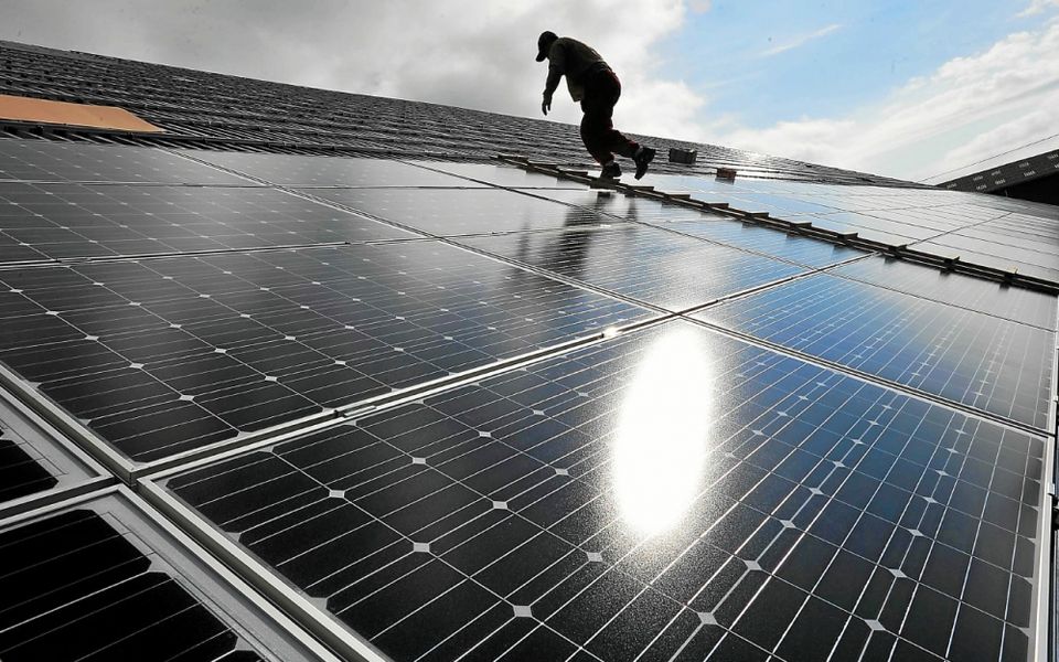 rejoignez notre association photovoltaïque pour promouvoir l'énergie solaire et soutenir des projets durables. ensemble, faisons avancer la transition énergétique et réduisons notre empreinte carbone.