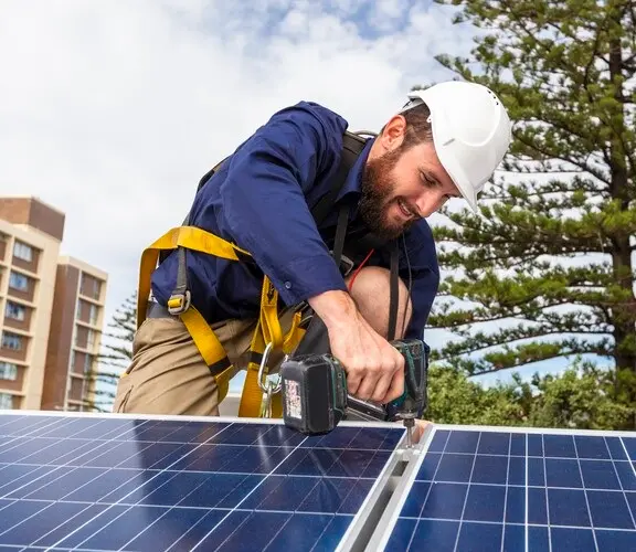 protégez votre investissement en panneaux photovoltaïques avec une assurance adéquate. découvrez les options disponibles pour sécuriser vos installations solaires contre les dommages, le vol et les aléas climatiques, afin de garantir leur performance et votre tranquillité d'esprit.