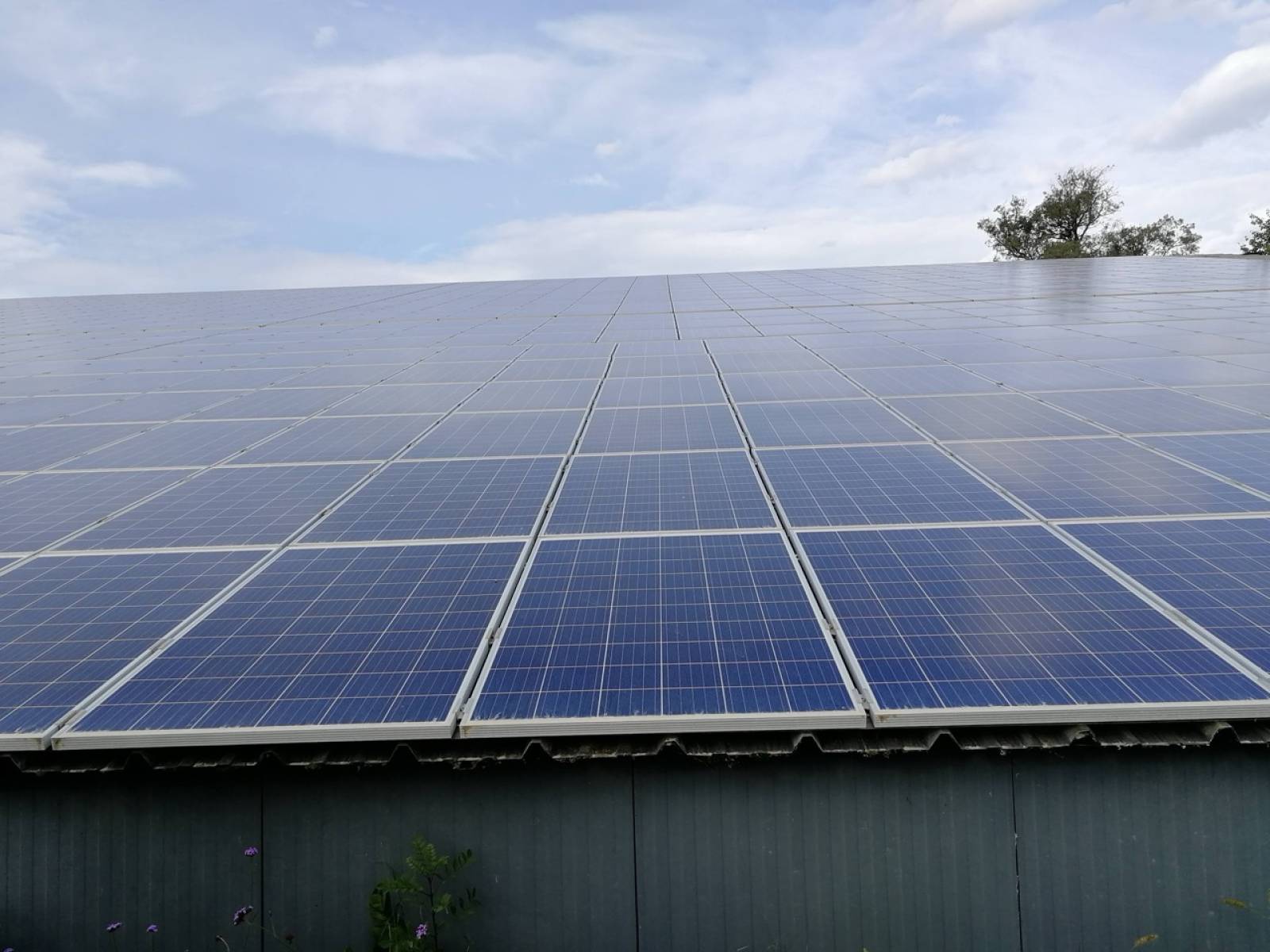 découvrez l'assurance photovoltaïque, une solution essentielle pour protéger votre installation solaire. garantissez la sécurité de vos panneaux solaires contre les risques de dommages, de vol et de défaillance, tout en optimisant votre investissement dans l'énergie renouvelable.
