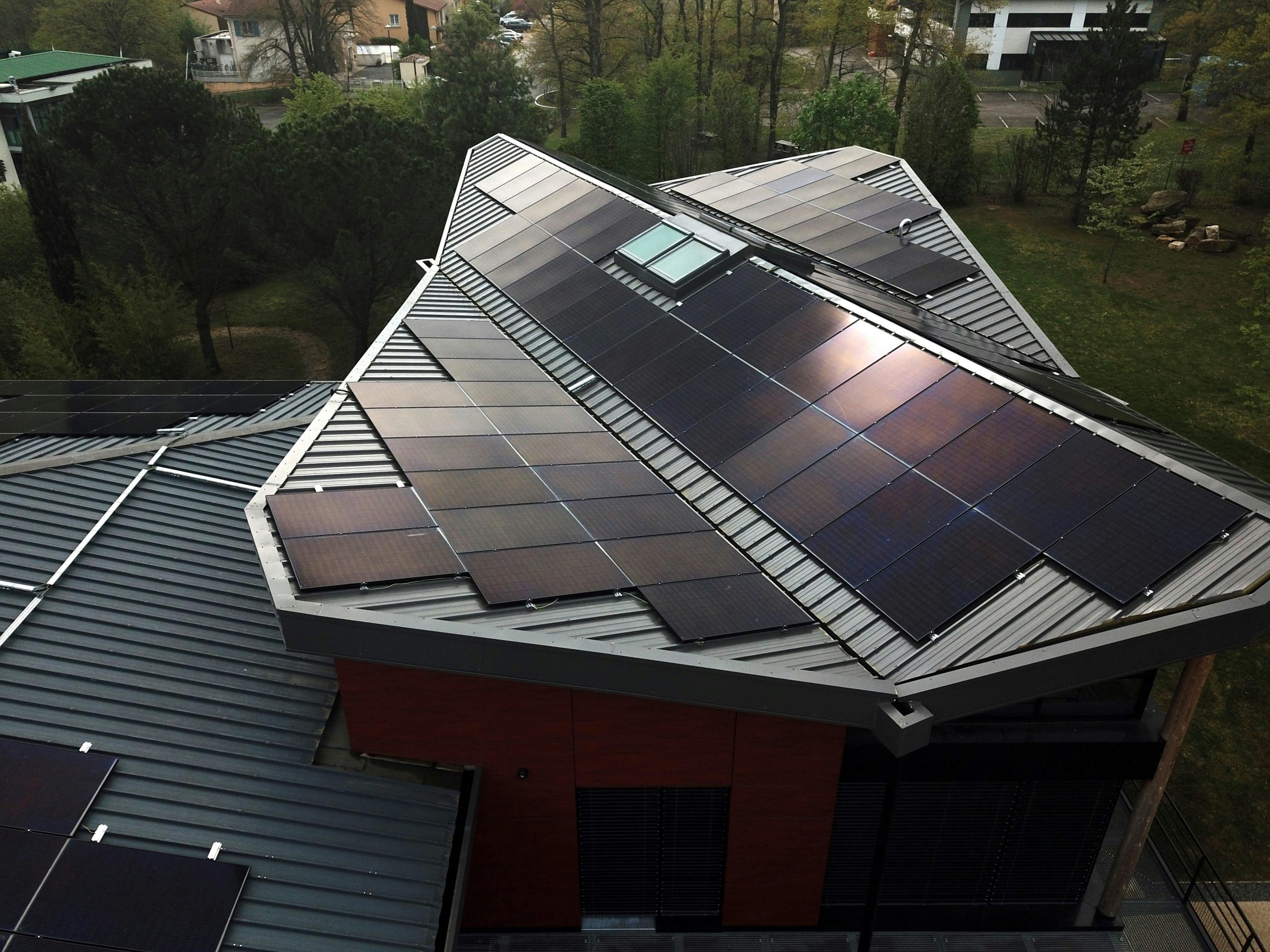 découvrez les avantages de l'autoconsommation photovoltaïque : économisez sur vos factures d'électricité, réduisez votre empreinte carbone et contribuez à un avenir énergétique durable grâce à l'énergie solaire.