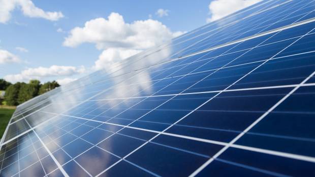 découvrez les avantages de l'autoconsommation solaire : économisez sur vos factures d'électricité, réduisez votre empreinte carbone et valorisez votre propriété grâce à une énergie renouvelable et durable. faites le choix écologiques et rentable dès aujourd'hui !